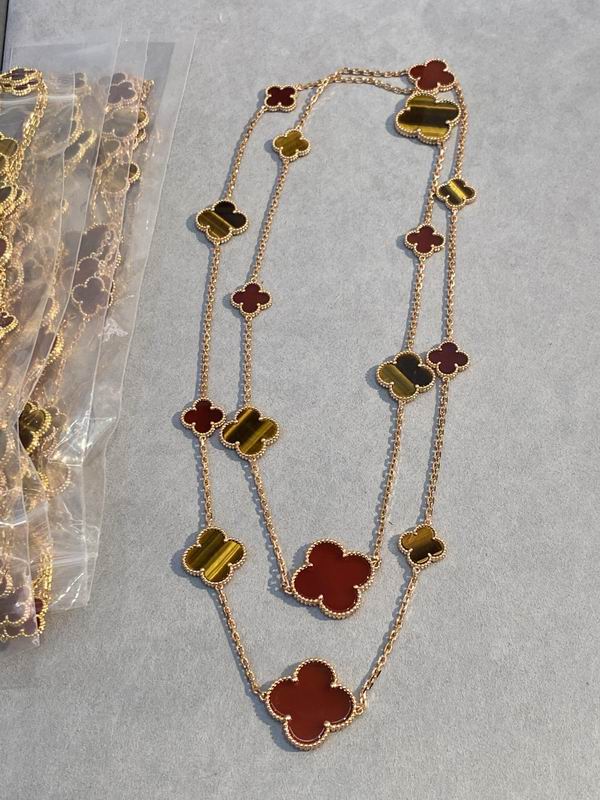 Van Cleef & Arpels suits 03lyh02